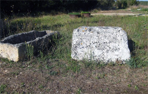 Sarcophage et Pied De Croix