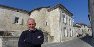 Trevor Leggett rénove de nombreuses maisons qu’il a achetées dans la rue centrale de La Rochebeaucourt, où se trouve son siège national, construit entre le XIe et le XVIIe siècle.